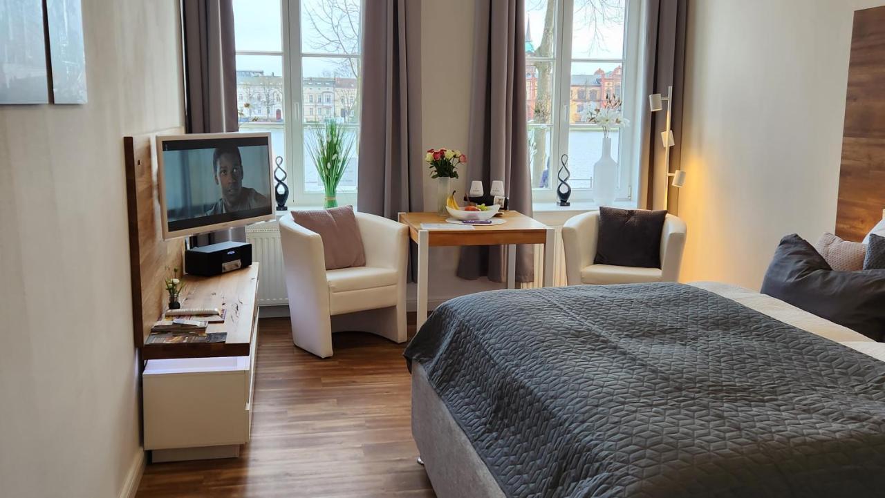 Das Ferienapartment Alexandrine Direkt Am Pfaffenteich Mit Eigenem Parkplatz Schwerin  Exteriör bild