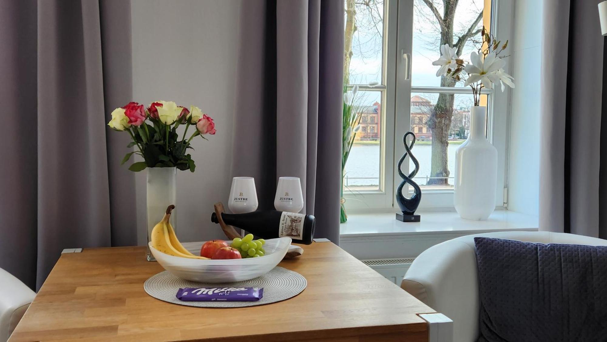 Das Ferienapartment Alexandrine Direkt Am Pfaffenteich Mit Eigenem Parkplatz Schwerin  Rum bild
