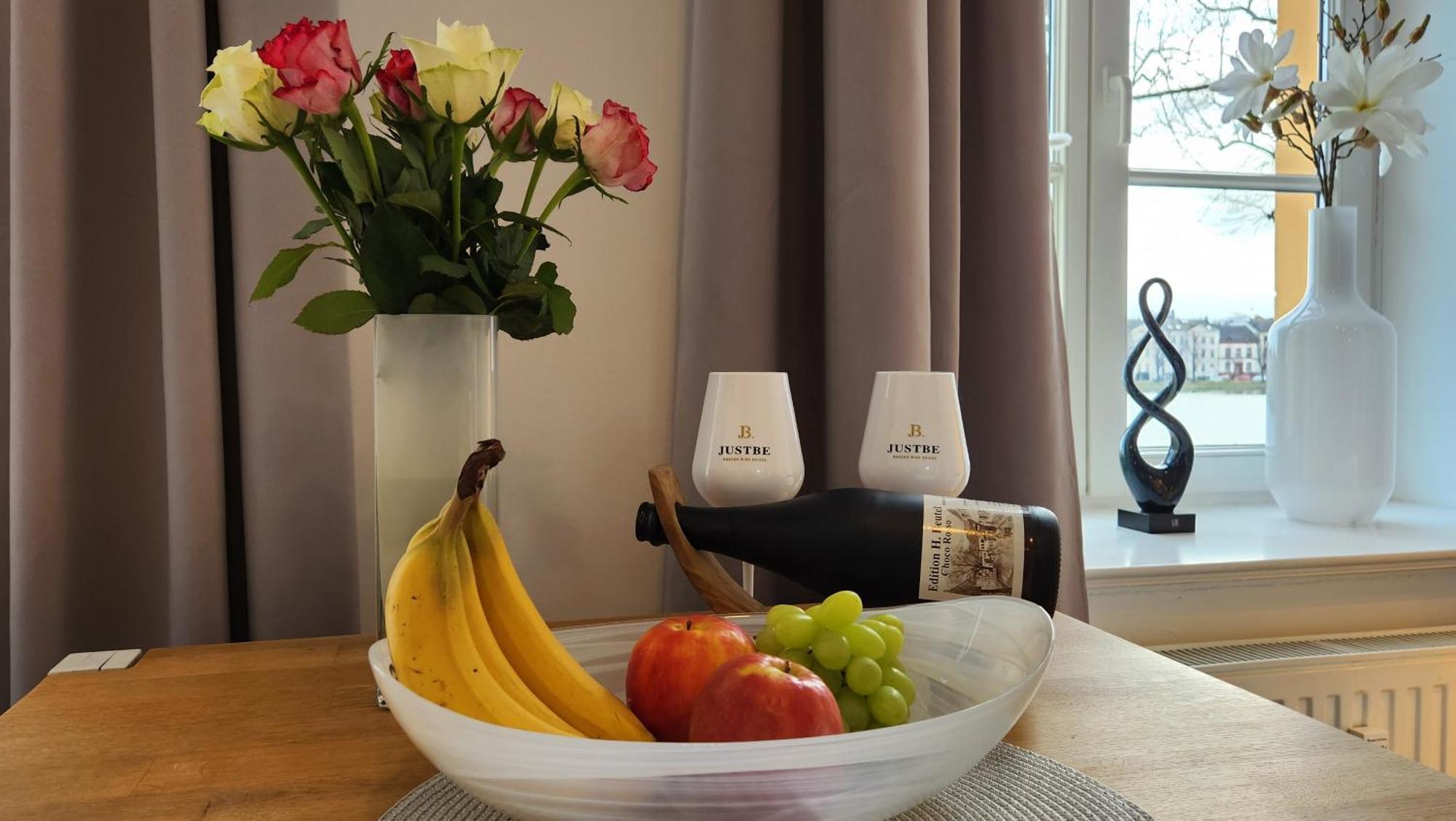Das Ferienapartment Alexandrine Direkt Am Pfaffenteich Mit Eigenem Parkplatz Schwerin  Rum bild